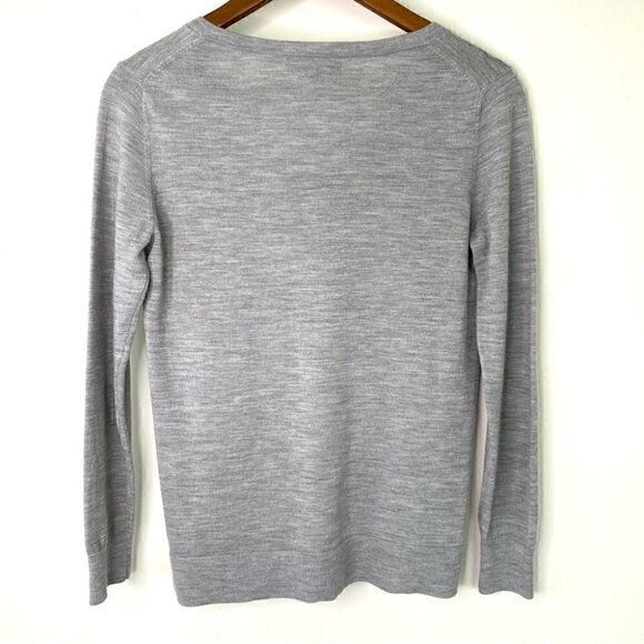 Banana Republic sweater with v-neck and long  sleeves in 💯 merino wool - Picture 5 of 10